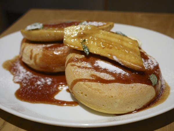 北海道産小麦粉で作ったバナナのパンケーキ キャラメルソース