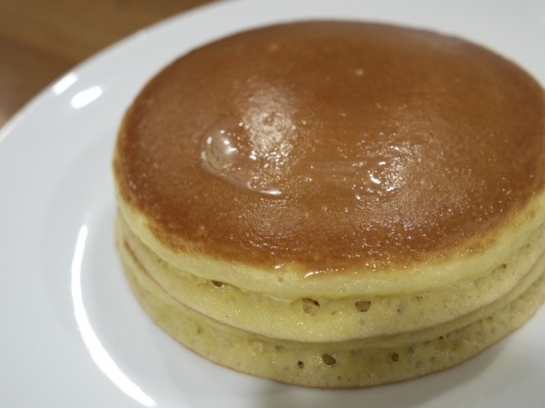 赤坂ホットケーキパーラー Fru-Full（フルフル）のホットケーキにバターを塗って