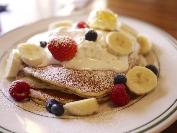 フルーツミックス&ホイップのバターミルクパンケーキ / BROOKLYN PANCAKE HOUSE